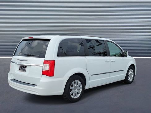 Used 2014 Chrysler Town & Country Touring FWD image 3