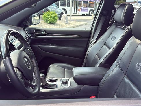 Used 2019 Jeep Grand Cherokee Overland AWD/4WD image 12