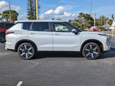 New 2025 Mitsubishi Outlander SE image 4