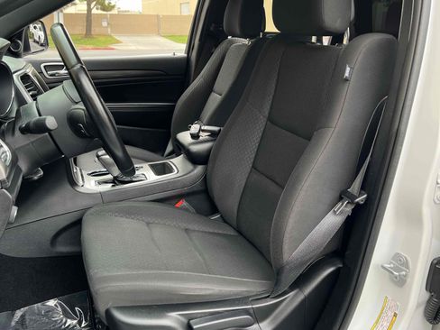 Used 2020 Jeep Grand Cherokee Laredo AWD/4WD image 32
