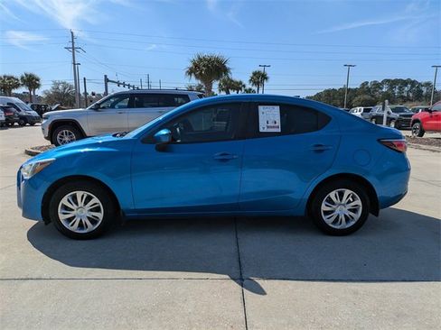 Used 2019 Toyota Yaris L image 7