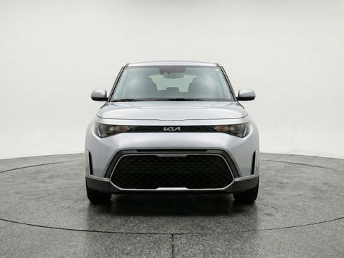 Used 2025 Kia Soul LX w/ LX Technology Package image 2