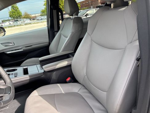 Used 2025 Toyota Sienna XLE FWD image 37
