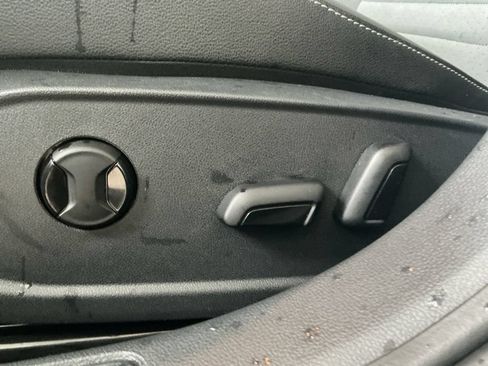 Used 2025 Volkswagen Jetta SE FWD image 19