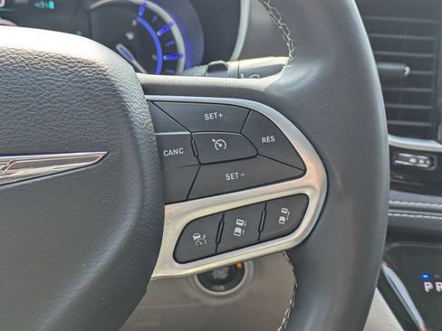 Used 2024 Chrysler Pacifica Limited FWD image 29