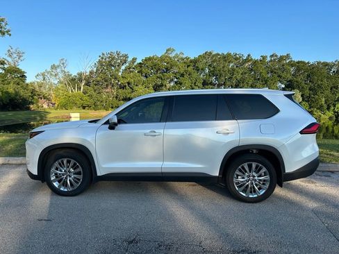 Used 2024 Toyota Grand Highlander AWD image 3