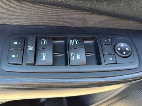 Used 2017 Jeep Cherokee Latitude w/ Cold Weather Group AWD/4WD image 16