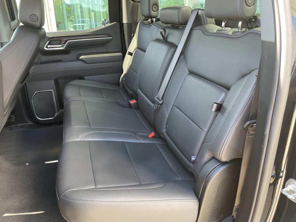 Used 2025 GMC Sierra 1500 SLT AWD/4WD image 12