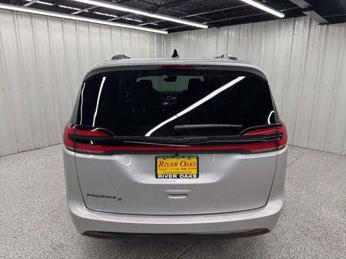 New 2026 Chrysler Pacifica Select image 5