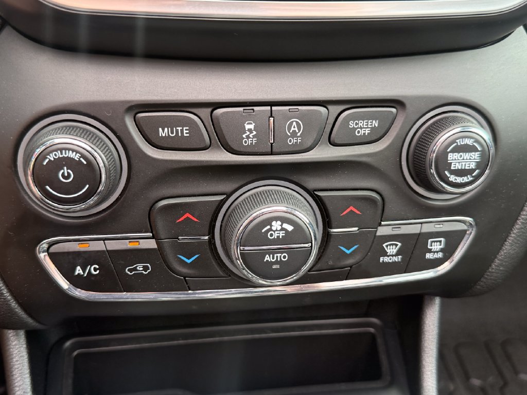 Used 2021 Jeep Cherokee Limited AWD/4WD image 35