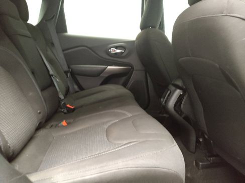Used 2019 Jeep Cherokee Latitude w/ Popular Appearance Group FWD image 19