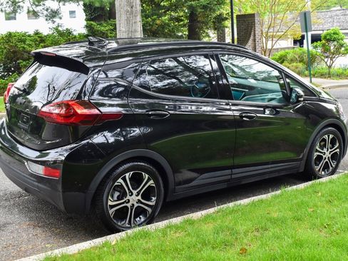 Used 2020 Chevrolet Bolt Premier w/ Infotainment Package FWD image 8