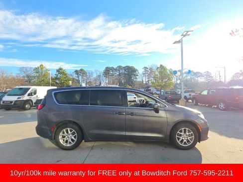 Used 2023 Chrysler Pacifica Touring-L image 4