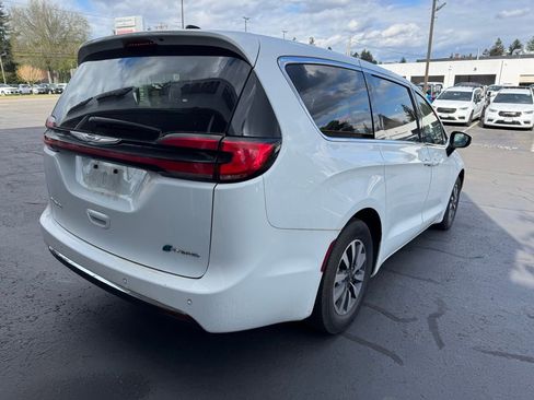 Used 2023 Chrysler Pacifica Touring-L image 4