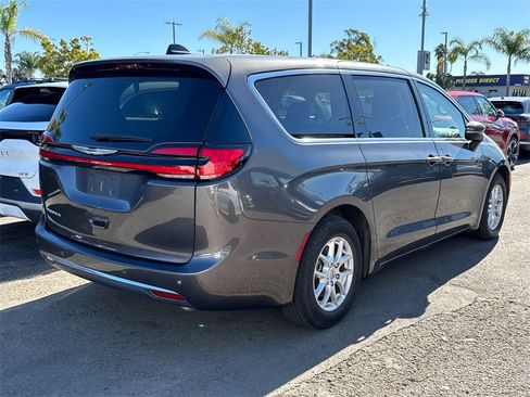 Used 2023 Chrysler Pacifica Touring-L image 8