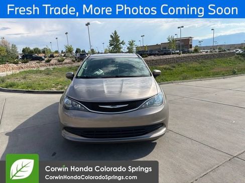 Used 2017 Chrysler Pacifica Touring FWD image 2