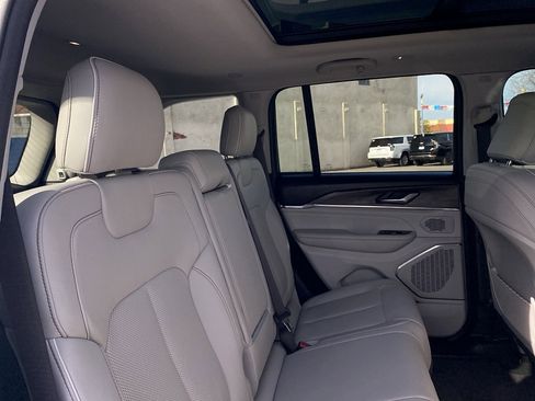 Used 2022 Jeep Grand Cherokee Overland RWD image 13