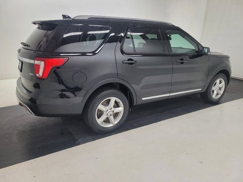 Used 2017 Ford Explorer XLT w/ Equipment Group 202A AWD/4WD image 10