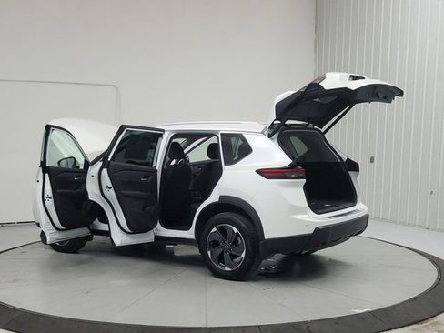 Used 2025 Nissan Rogue SV w/ SV Premium Package FWD image 13