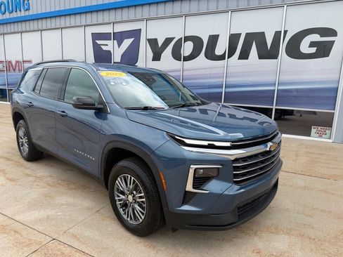Certified 2025 Chevrolet Traverse LT FWD image 2