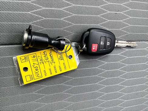 Used 2017 Toyota Tacoma SR5 AWD/4WD image 15