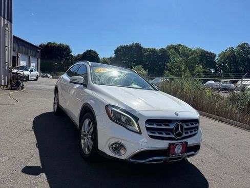 Used 2020 Mercedes-Benz GLA 250 4MATIC w/ Premium Package image 3