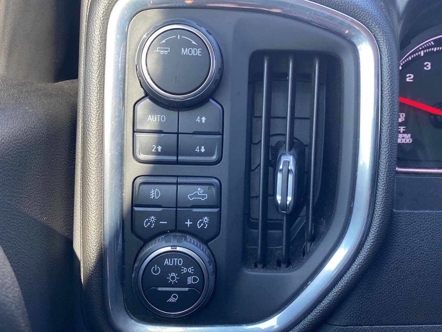 Used 2021 Chevrolet Silverado 1500 LT Trail Boss w/ Convenience Package II AWD/4WD image 19