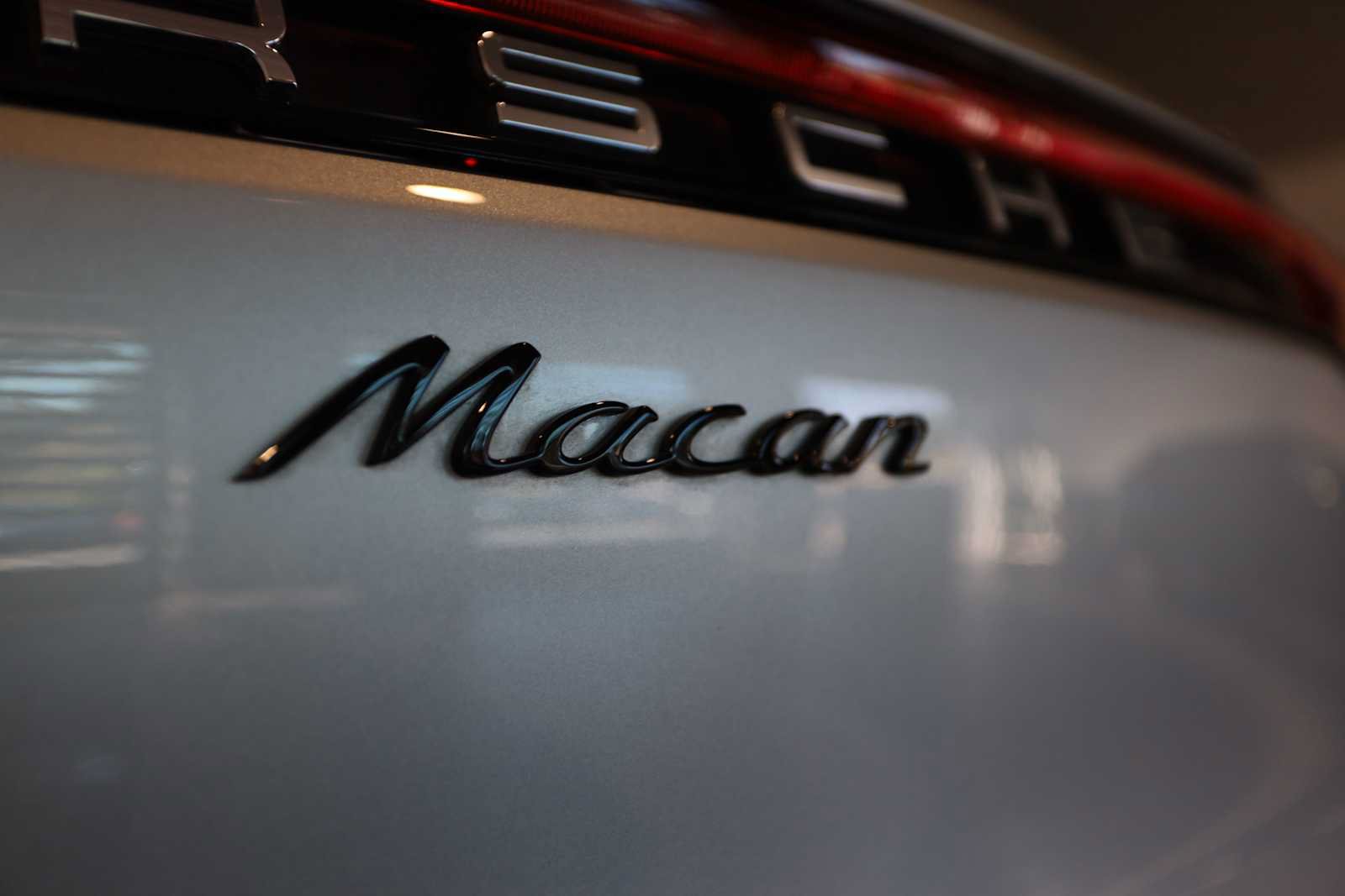 Used 2025 Porsche Macan AWD/4WD image 15