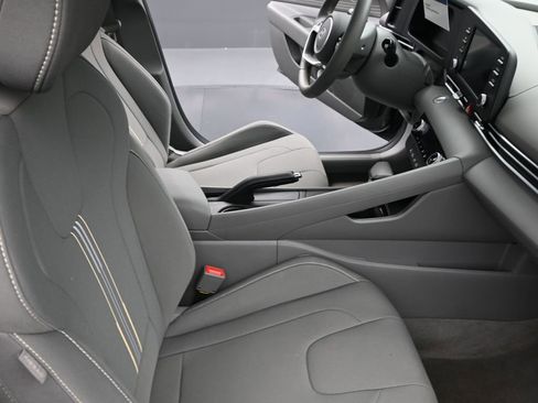 Certified 2025 Hyundai Elantra Sport image 18