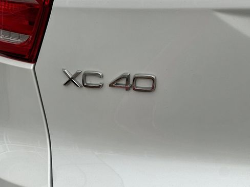 Used 2019 Volvo XC40 T4 R-Design image 12
