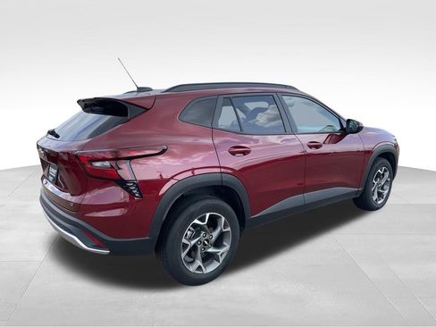 Used 2025 Chevrolet Trax LT FWD image 4