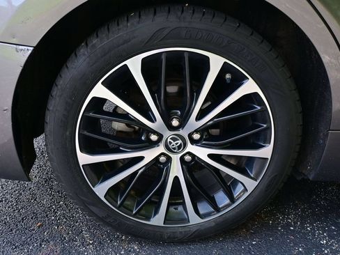 Used 2018 Toyota Camry SE w/ Moonroof Package FWD image 38