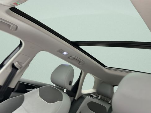 Used 2023 Volkswagen Taos SE w/ Panoramic Sunroof Package FWD image 15