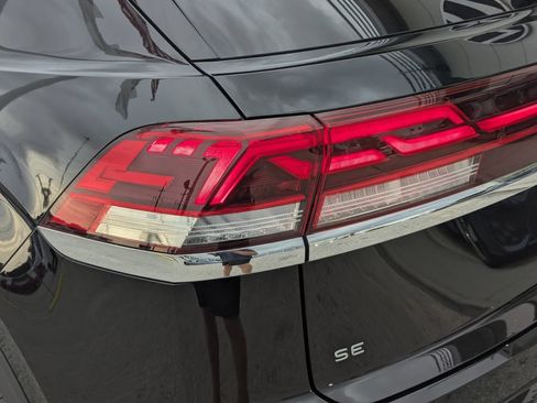 Certified 2025 Volkswagen Atlas Cross Sport SE FWD image 8