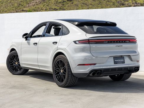 Certified 2025 Porsche Cayenne Coupe image 3
