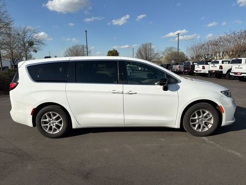 Used 2025 Chrysler Pacifica Select image 2