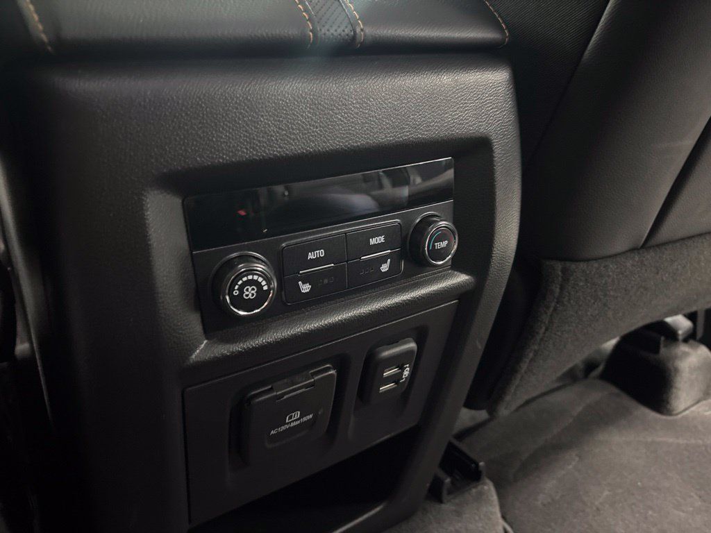 Used 2021 Chevrolet Traverse Premier AWD/4WD image 38