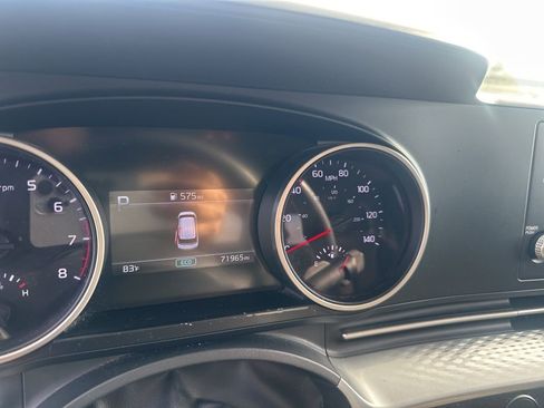 Used 2022 Kia Carnival LX image 17