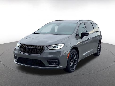 Used 2025 Chrysler Pacifica Limited image 7