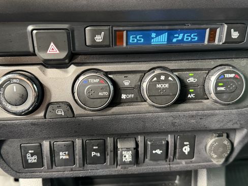 Used 2022 Toyota Tacoma TRD Sport w/ TRD Premium Sport Package AWD/4WD image 27