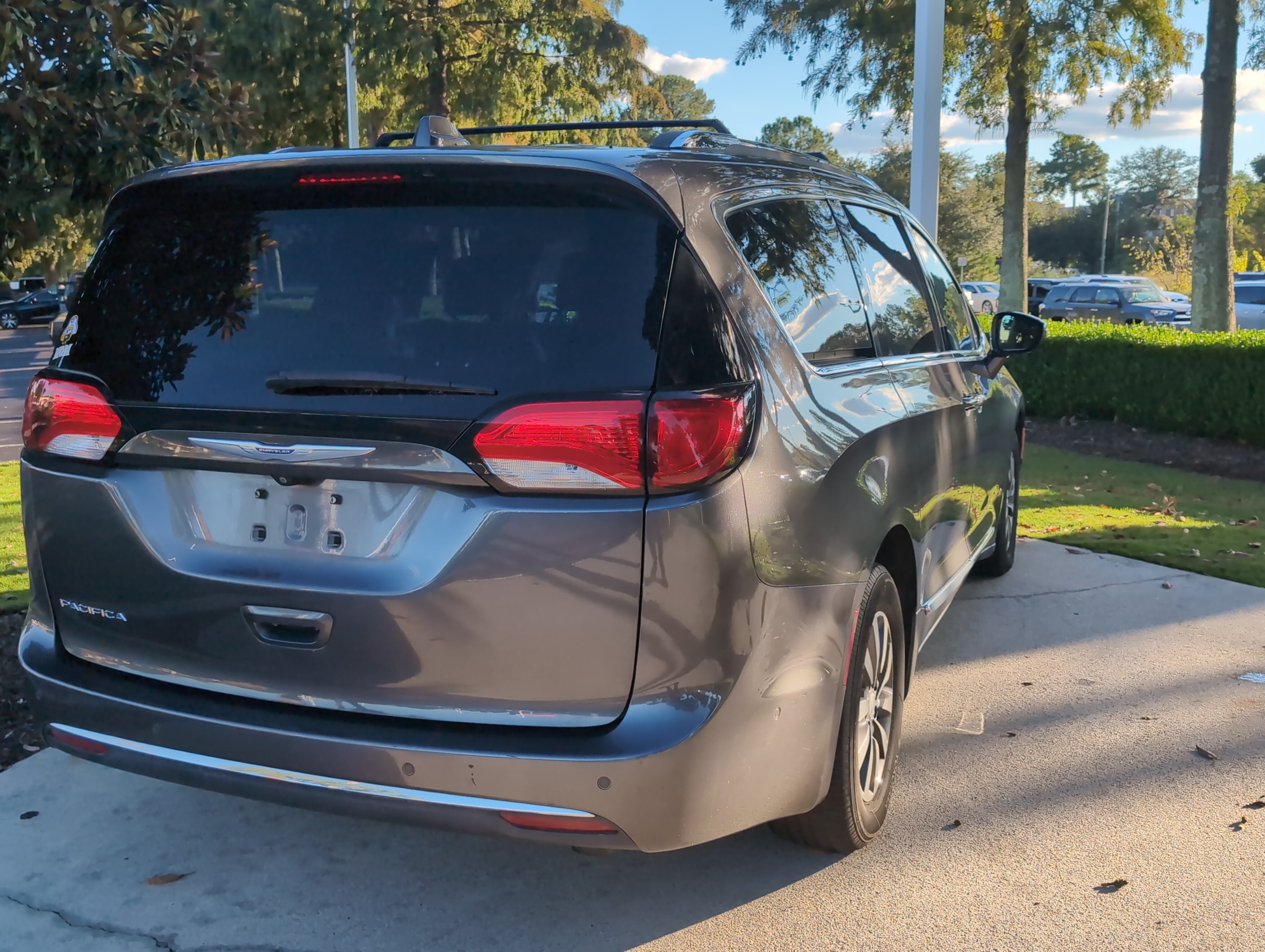 Used 2020 Chrysler Pacifica Touring-L Plus w/ Advanced Safetytec Group FWD image 10