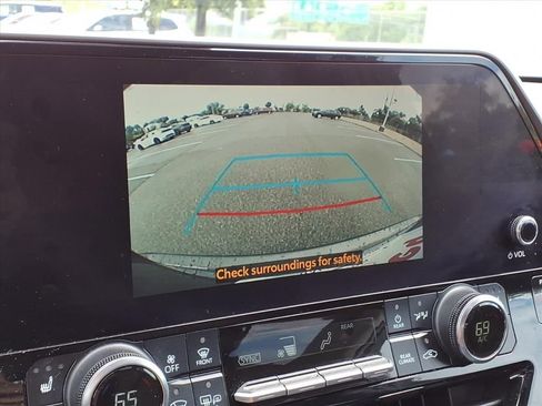 Used 2023 Toyota Highlander XLE AWD/4WD image 27