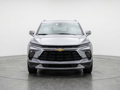 Used 2025 Chevrolet Blazer LT image 2
