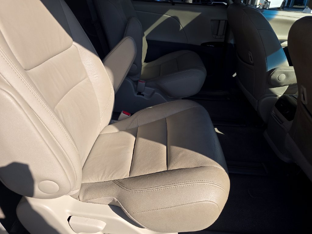 Used 2017 Toyota Sienna XLE Premium AWD/4WD image 28