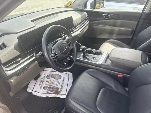 Used 2025 Kia Carnival FWD image 5
