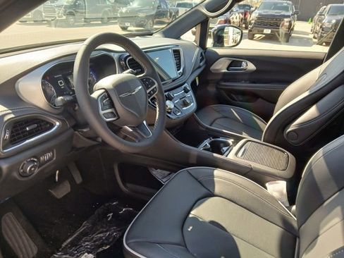 New 2026 Chrysler Pacifica Limited w/ Uconnect Theater Family Group FWD image 12
