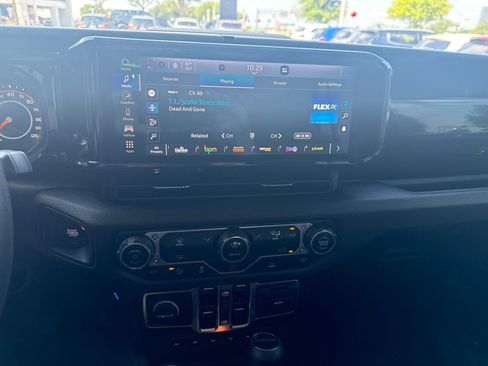 Used 2024 Jeep Gladiator Sport AWD/4WD image 8