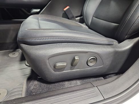 Used 2024 Chevrolet Equinox EV LT FWD image 7