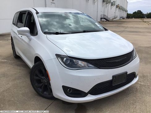 Used 2019 Chrysler Pacifica Touring Plus w/ S Appearance Package FWD image 4