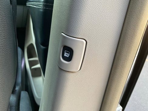 Used 2016 Chrysler Town & Country Touring image 51